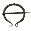 Keskiaikainen fibula, taottu raudasta – suuri malli