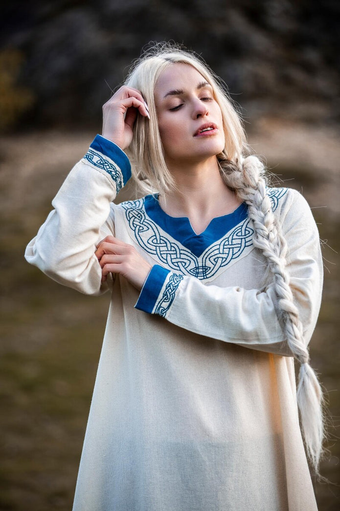 Lagertha-mekko, kirjailtua puuvillaa