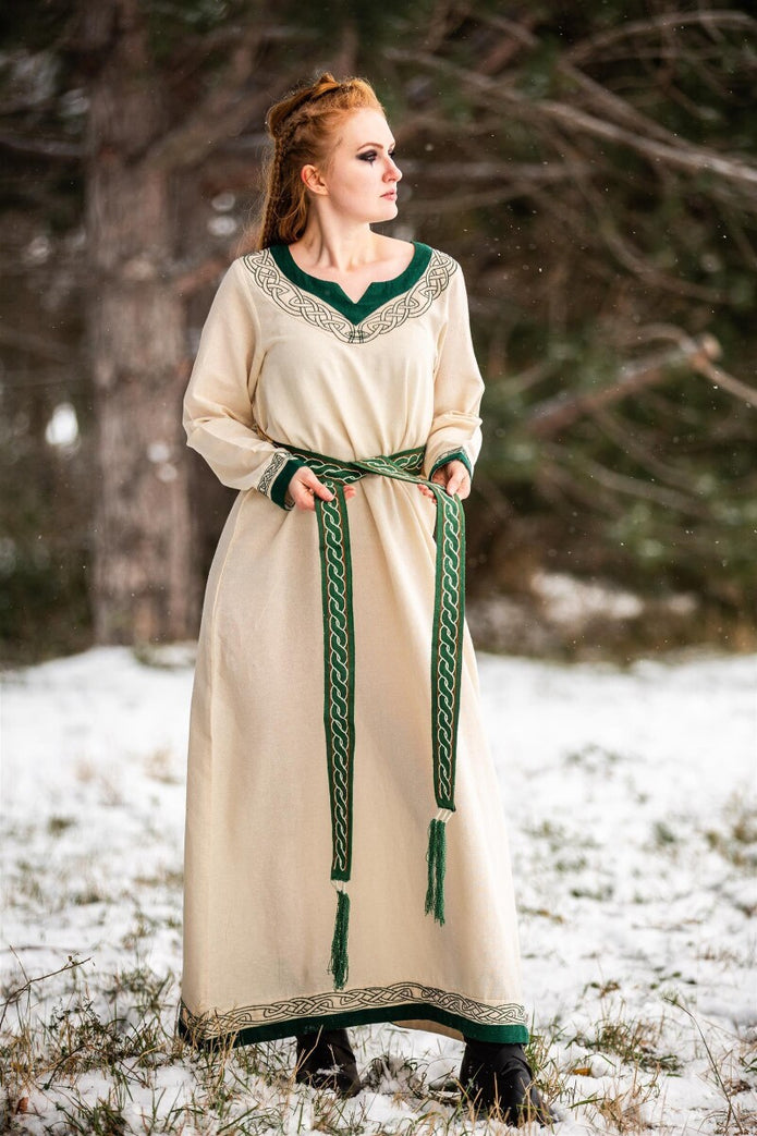 Lagertha-mekko, kirjailtua puuvillaa