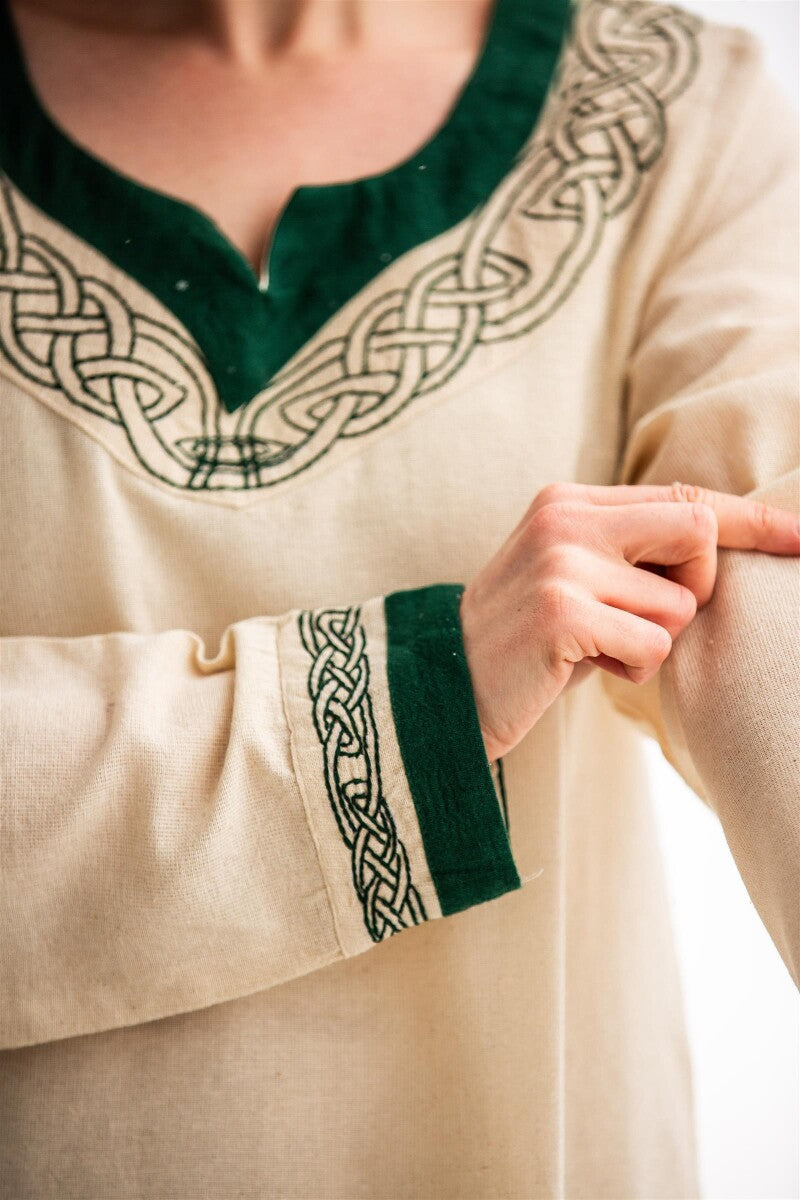 Lagertha-mekko, kirjailtua puuvillaa