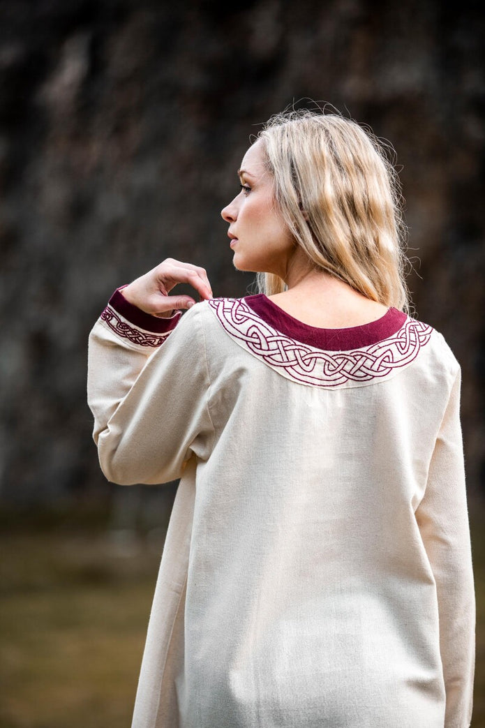 Lagertha-mekko, kirjailtua puuvillaa